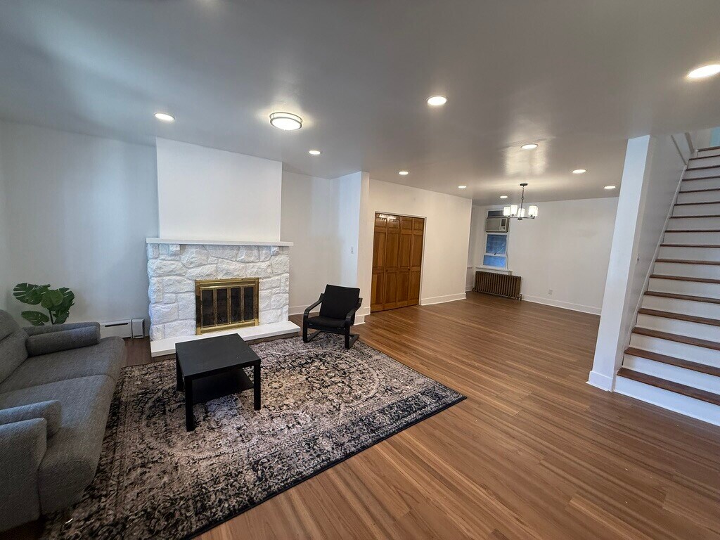 Building Photo - 4928 Sciota St