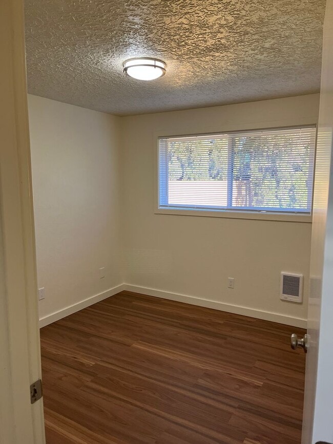 Building Photo - cap03 - NE 106th