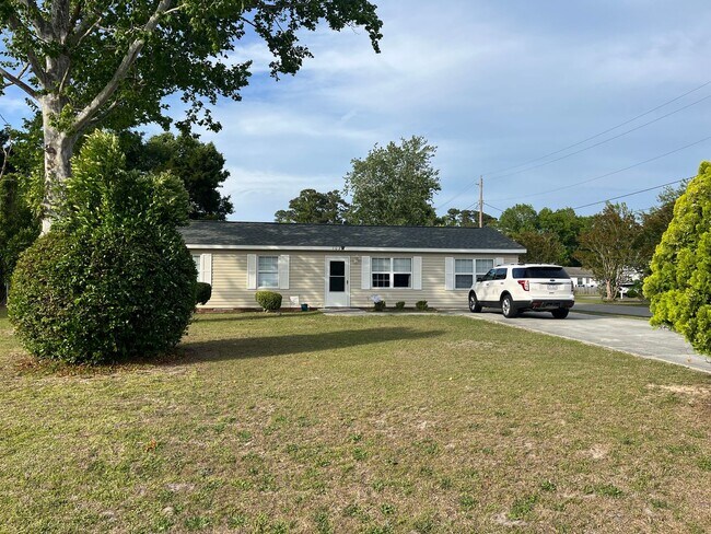 Building Photo - Updated Home in Great Location