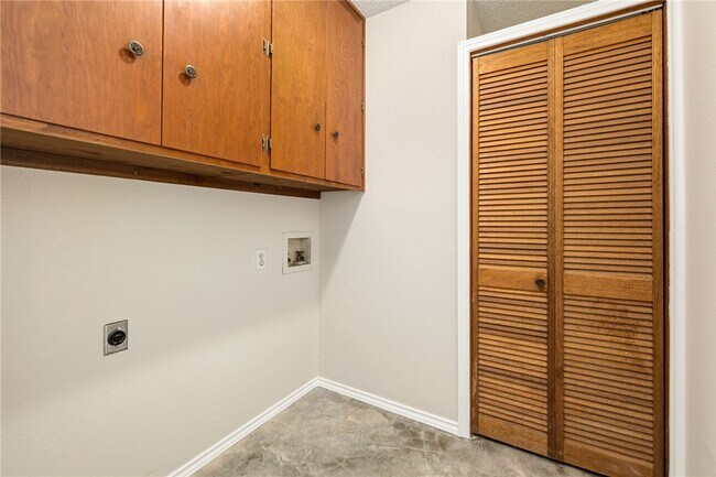 Building Photo - 2146 Loren Cir