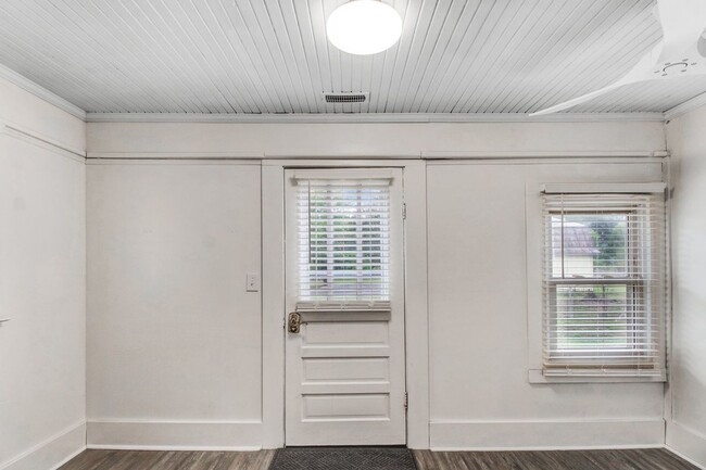Building Photo - *FOR RENT* Beautifully Updated Home in Pri...