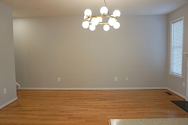 Building Photo - Exquisite Townhouse in Orchard Run Germantown