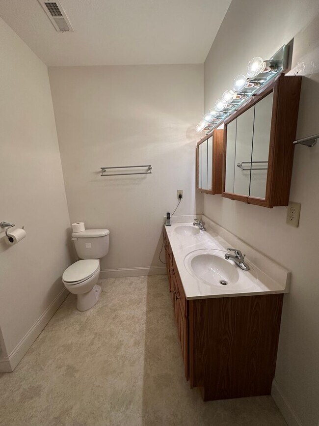 Building Photo - 3 Bedroom / 2 Bath Brick Home Kingsport, TN