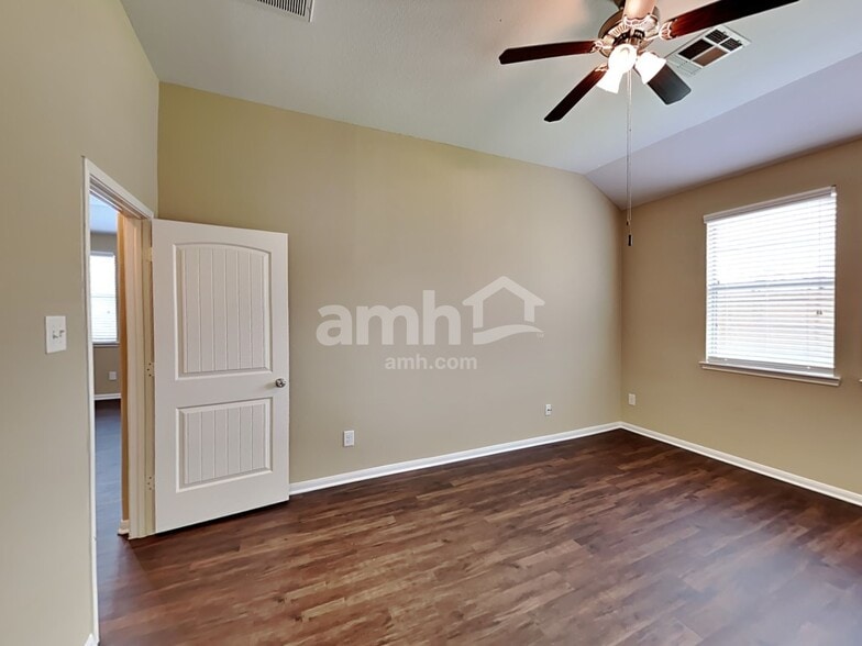 Building Photo - 2324 Shady Tree Ln