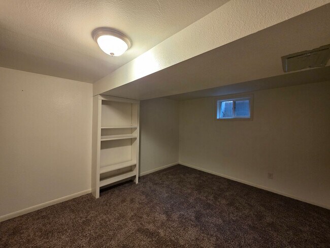 Building Photo - Massive 5 Bedroom Townhouse in Aurora
