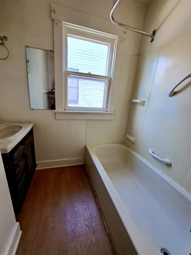 Building Photo - 44 E Parkwood Dr