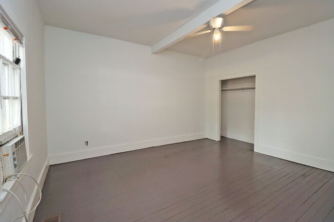 Building Photo - 2 Bedroom, 1 Bathroom Duplex in Downtown C...