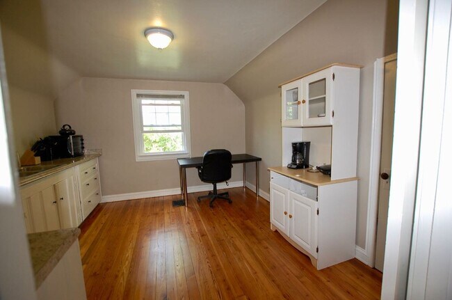 Building Photo - Stunning completely furnished and remodeled 3rd floor suite!