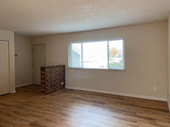 Building Photo - Spacious West-Side Tri-Level Home