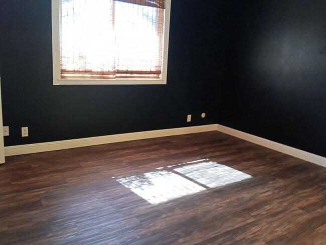 Building Photo - 3 Bedroom, 1.5 Bathroom Home! Schedule a Showing Today!