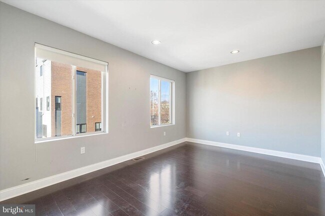 Building Photo - 1353 N Mascher St