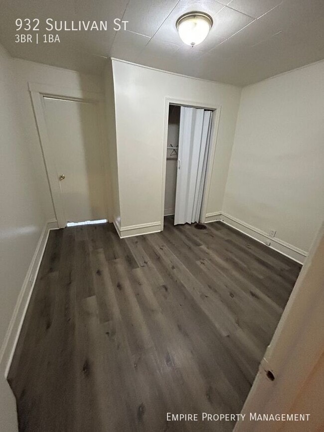 Building Photo - 932 Sullivan St