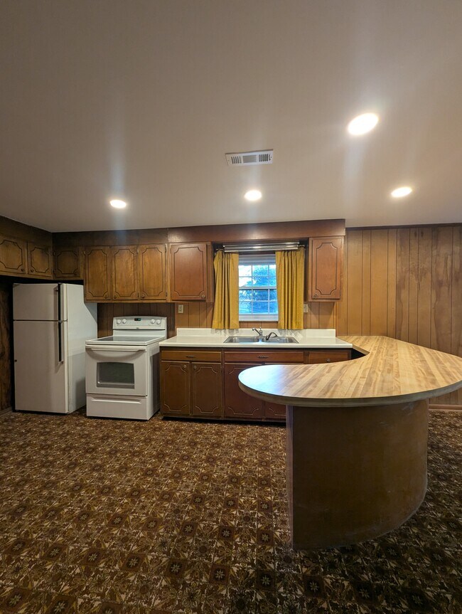 Building Photo - 201 Highland Cir