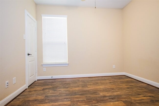Building Photo - 6114 Brookmall Dr