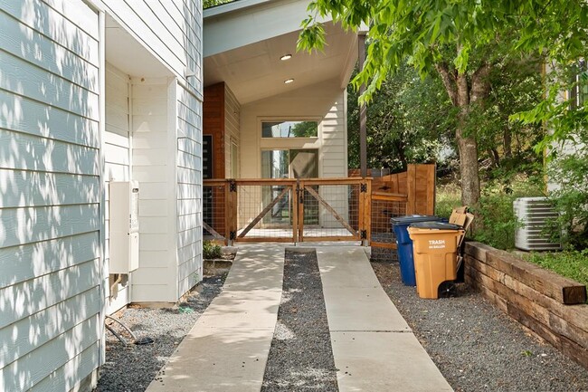Building Photo - 1609 J J Seabrook Dr
