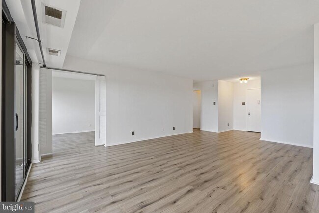Building Photo - 309 Yoakum Pkwy