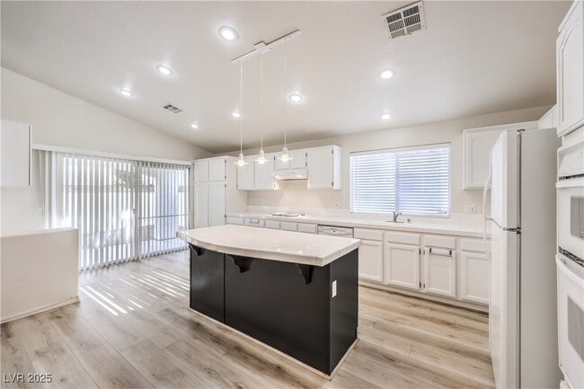 Building Photo - 1851 Vista Pointe Ave