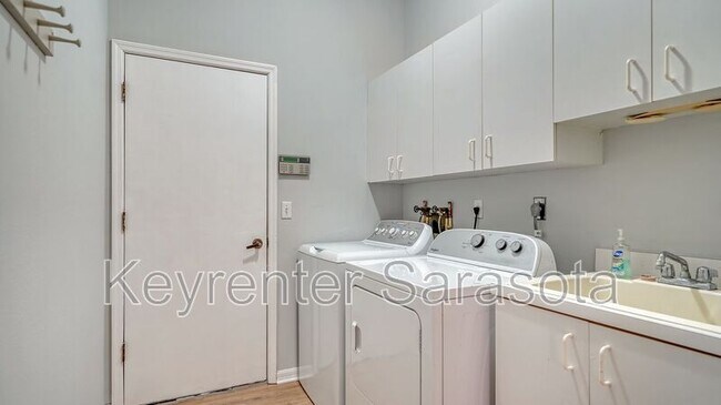 Building Photo - 4239 Balmoral Way