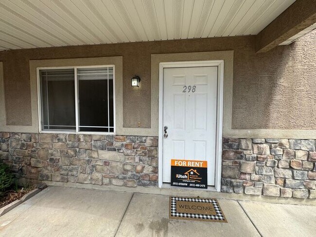 Building Photo - 3 bedroom 2.5 Bath Townhouse-Small Dogs Allowed