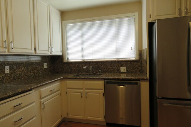 Building Photo - 49 Dellbrook Ave