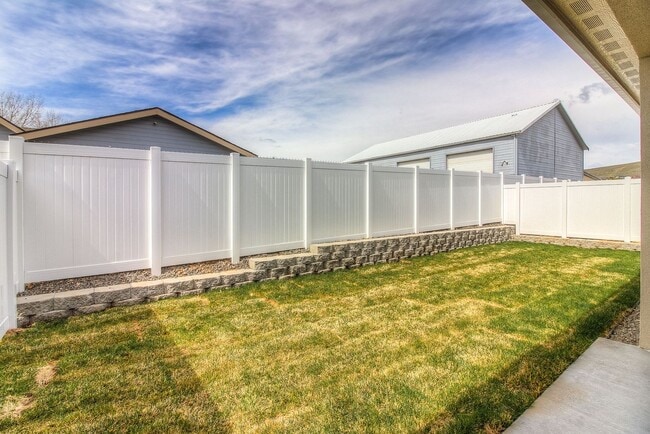 Building Photo - GorgeousBuilt Home in West Valley