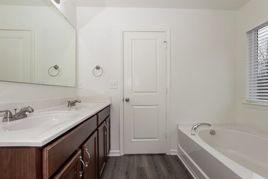 Building Photo - 5004 Broad Leaf Ct
