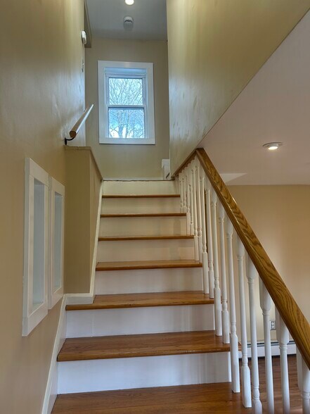 Building Photo - 303 Waterbury Hill Rd