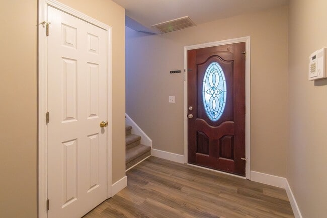 Building Photo - Cozy newly renovated 4 bedroom home on Hic...