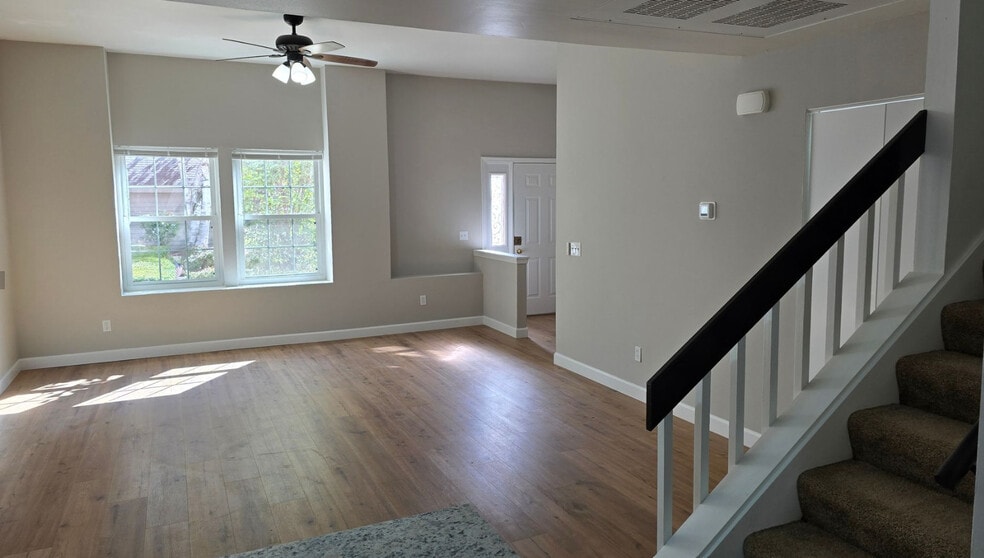 Family Room with High Ceilings - Homestead Court Townhomes