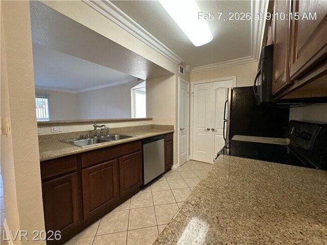 Building Photo - FANTASTIC 1ST FLOOR UNIT IN GATED COMMUNITY-NW!!