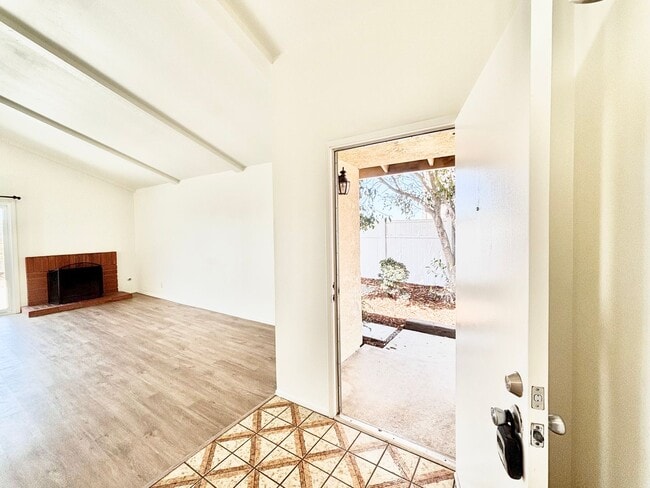 Building Photo - Oxnard | Welcome to the Pearl of Oxnard Du...