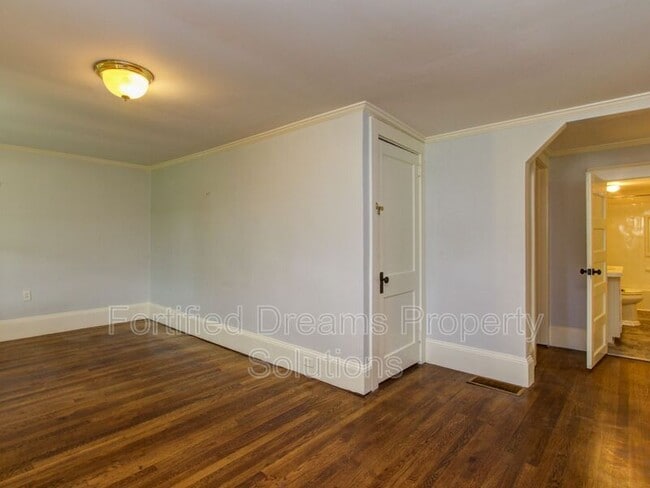 Building Photo - 7507 Greenlawn Dr