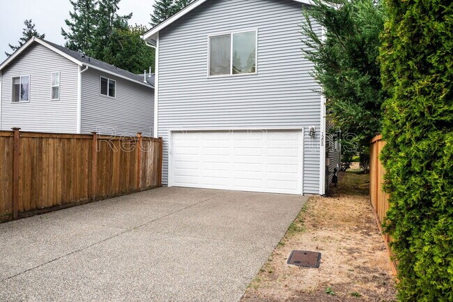 Building Photo - 1208 Burnside Pl