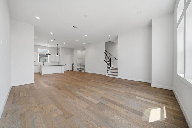 Building Photo - 332 Eastwood St