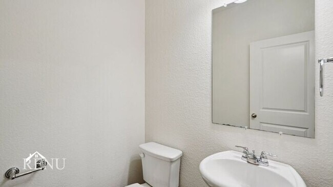 Building Photo - 758 Oakhurst Dr