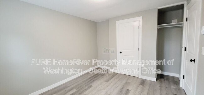 Building Photo - 3216 E Roosevelt Ave