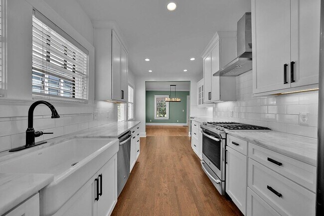 Building Photo - 876 Courtenay Dr NE