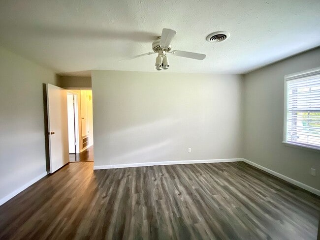 Building Photo - 3 Bedroom 2 Bath House