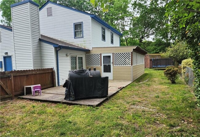 Building Photo - 703 Lance Dr
