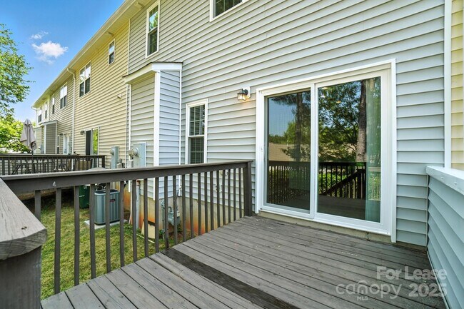 Building Photo - 15554 Stronvar House Ln