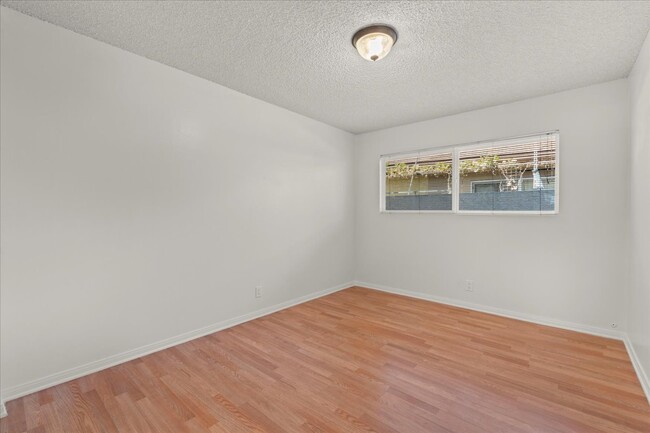 Building Photo - 205 E Javelin St
