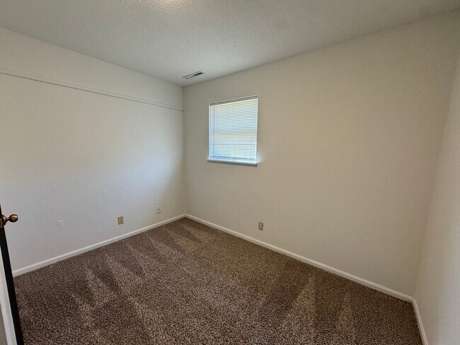 Building Photo - 560 NE Park Ln