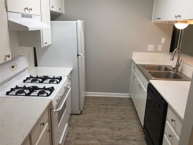 Building Photo - 1910 Westridge Dr