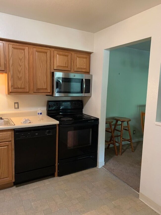 Building Photo - COMING SOON! 2 BEDROOM/2 BATH CONDO FOR LE...