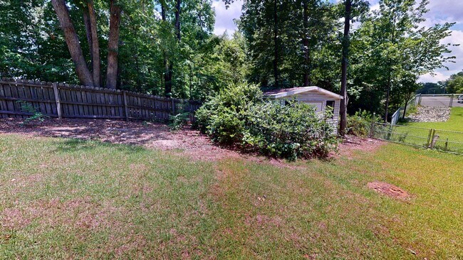 Building Photo - Charming 3 bedroom / 2 bathroom home with large fenced backyard near shopping & Fort Bragg!