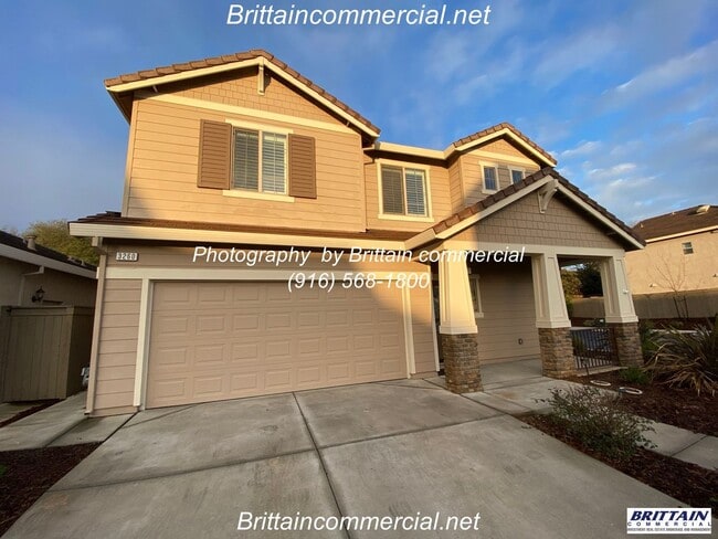 Building Photo - Stunning 3 Bedroom, 2.5 Bath Single Family Home, Gated Community, Beautiful Inside & Out!