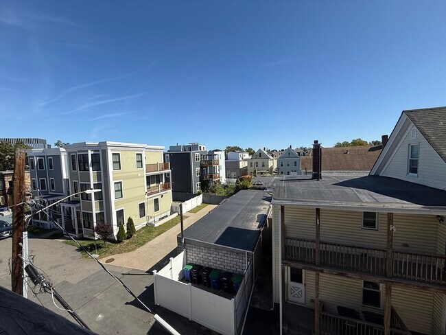 Building Photo - 15 Bonair St