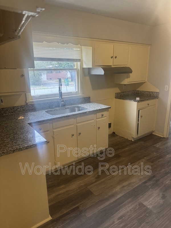 Building Photo - 2193 Lamore St