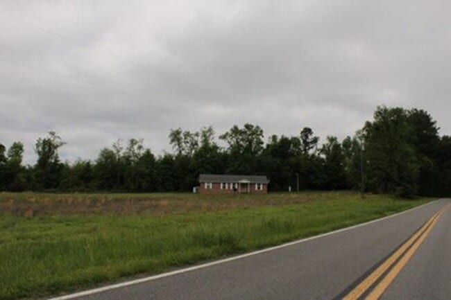 Building Photo - Escape to the Quiet countryside in Madison...