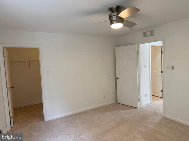 Building Photo - 3 Coachlight Dr